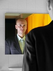 selbstbewusstsein, krise, Foto: ergonoMedia via photocase225617343 mann-vor-spiegel-photocase225617343