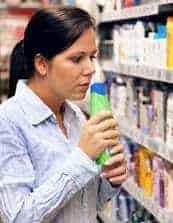 marketing, Frau-kauft-shampoo-bilderbox-Fotolia.com Woman in Drogerimarkt buys shampoo