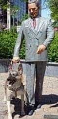 statue blindenhund - privat Wie beim Blindenhund wären doch manche Politiker ohne Lobbyisten völlig orientierungslos.