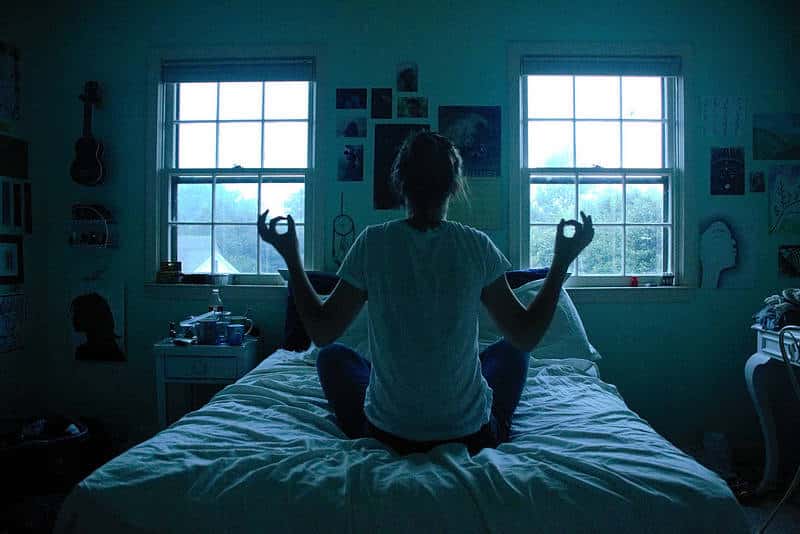 meditation-frau-bett- Achtsamkeit lernen, mindfulness, metta-meditation, kopp-wichmann, persoenlichkeits-blog.de