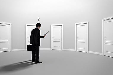 mann_fünf_türen_entscheidung_xs_bptu - Fotolia