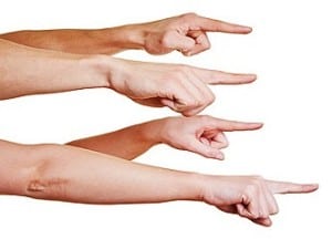 Robert-Kneschke-Fotolia Wenn man mit einem Finger auf jemanden zeigt, zeigen drei Finger auf einen selbst zurück.