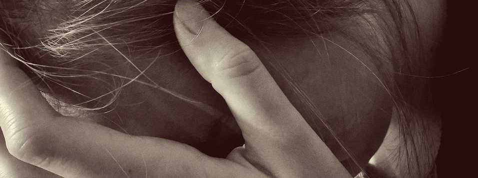 frau-verzweifelt-schmal emotionaler missbrauch beziehung partnerschaft, kopp-wichmann, persoenlichkeits-blog